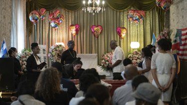 Personas asisten al funeral de la niña Anadith Danay Reyes Álvarez en la funeraria R.G. Ortiz el viernes 16 de junio de 2023, en Nueva York.&nbsp;
