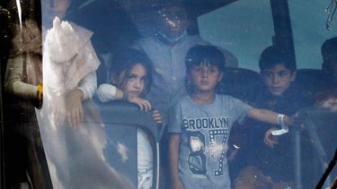 Se ve a refugiados afganos dentro de un autobús cuando llegan a un centro de procesamiento en Chantilly, Virginia, el 23 de agosto de 2021, después de llegar en un vuelo al Aeropuerto Internacional Dulles. Alrededor de 16.000 personas fueron evacuadas en las últimas 24 horas desde Afganistán a través del aeropuerto de Kabul, dijo el Pentágono el 23 de agosto de 2021, mientras Estados Unidos se apresura a completar su puente aéreo antes de la fecha límite del 31 de agosto.