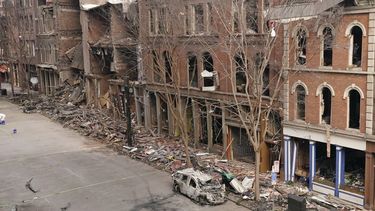 Un auto destruido por una explosión el día de Navidad permanece en una calle en Nashville, Tennessee, el martes 29 de diciembre de 2020. Petula Clark lamentó que&nbsp; su éxito “Downtown” se escuchara antes del hecho.