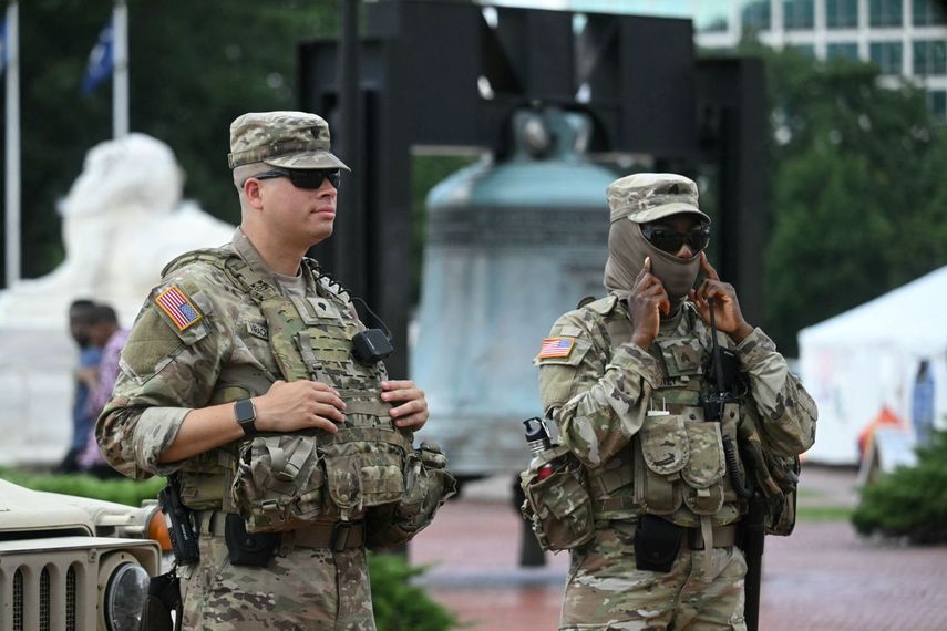 Soldados de la Guardia Nacional custodian un área en Washington D.C., después de que el presidente Donald J. Trump ordenara el despliegue de cientos de efectivos.