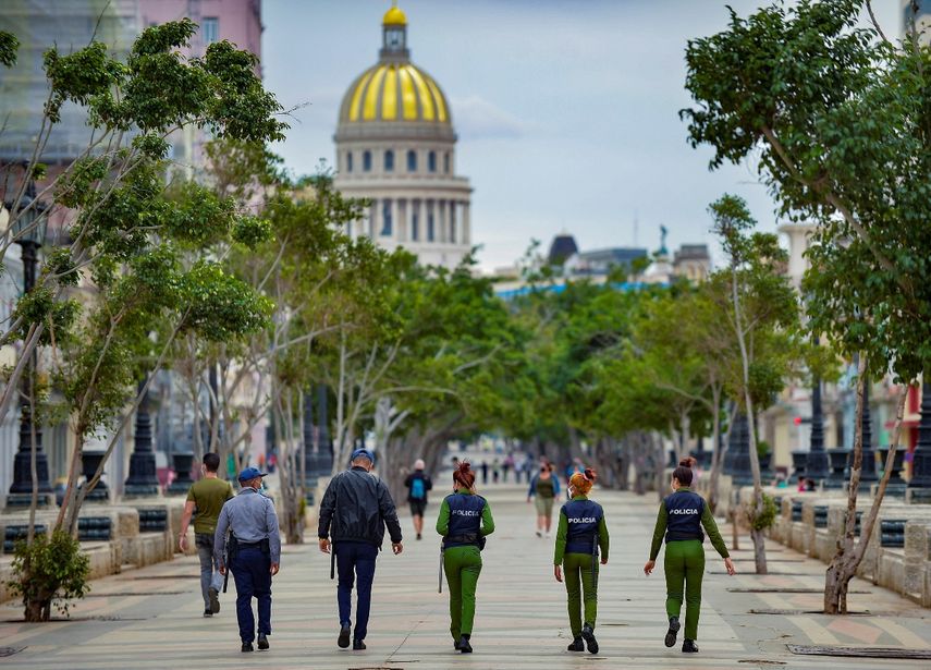 Agentes de policía caminan por la calle El Paseo del Prado en La Habana.&nbsp;