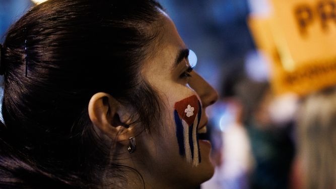 Una persona con la cara pintada con la bandera de Cuba, en una concentración de apoyo a las marchas convocadas en la isla contra el régimen que ahora lidera Miguel Díaz-Canel,&nbsp; en Madrid, (España).&nbsp;