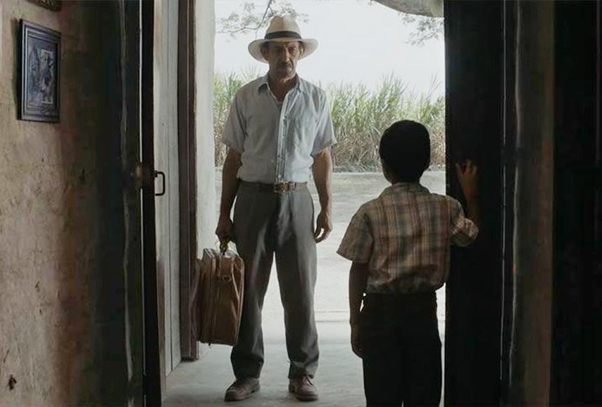 Fotograma de la película colombiana La tierra y la sombra, donde Alfonso el campesino regresa a casa después de 17 años. (CORTESÍA)