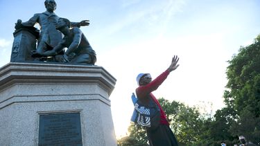Un l&iacute;der de protesta habla durante una peque&ntilde;a manifestaci&oacute;n en apoyo de la eliminaci&oacute;n de la Estatua de la Emancipaci&oacute;n en Lincoln Park en Washington, DC el 23 de junio de 2020.
