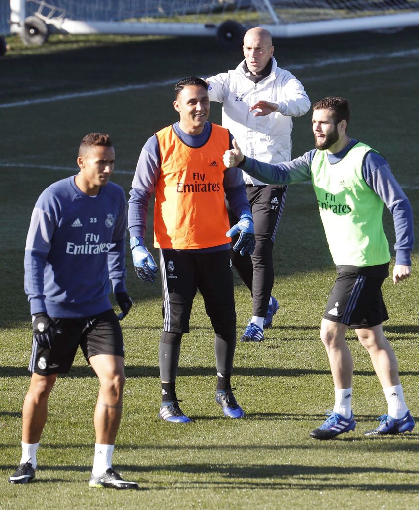 (De izquierda a derecha) los jugadores del&nbsp;Real&nbsp;Madrid&nbsp;Danilo y Keylor Navas, el entrenador, Zinedine Zidane, y el defensa Nacho Fernández, durante el entrenamiento que la plantilla ha realizado este martes en Valdebebas