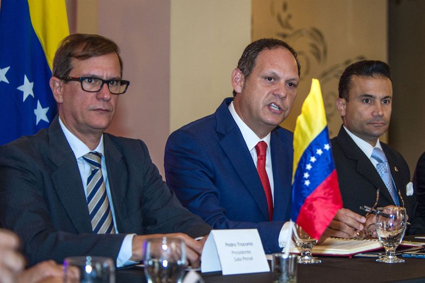 El presidente de la Sala Penal, Pedro Troconis (i); el presidente del&nbsp;Tribunal&nbsp;Supremo venezolano&nbsp;en el&nbsp;exilio, Miguel Ángel Martín (i); y el magistrado ponente Rommel Gil Pino .&nbsp;