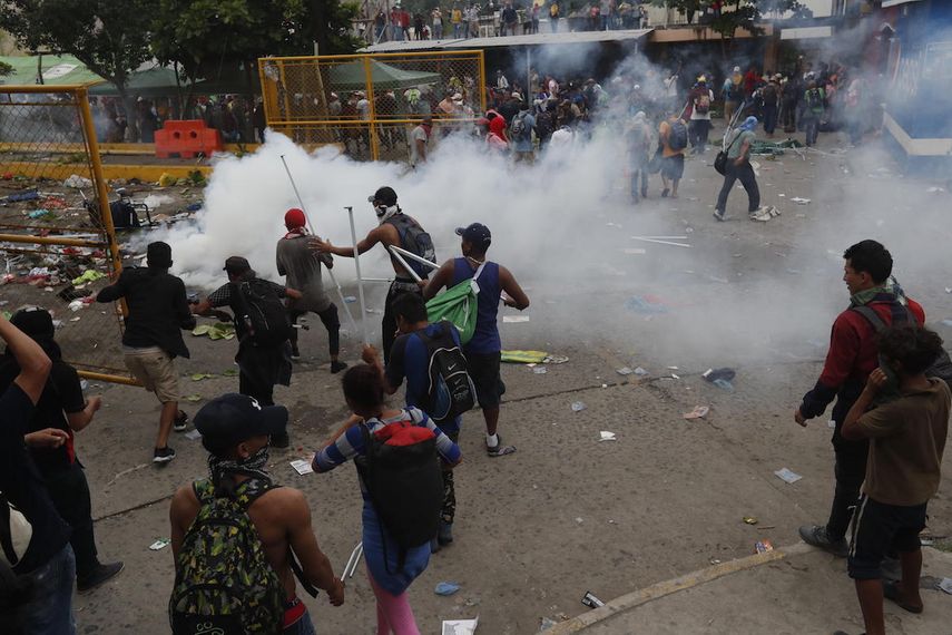 Los antimotines guatemaltecos lanzaron bombas lacrimógenas a los migrantes que, en su desesperación por seguir su trayectoria hacia Estados Unidos, respondían con piedras y palos.&nbsp;&nbsp;
