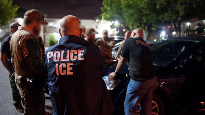 Agentes de ICE durante un operativo en Florida.
