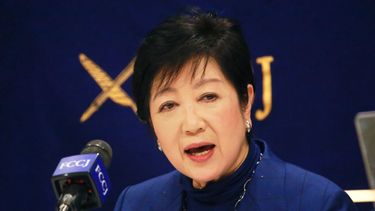 La gobernadora de Tokio, Yuriko Koike, habla durante una conferencia de prensa en Tokio.