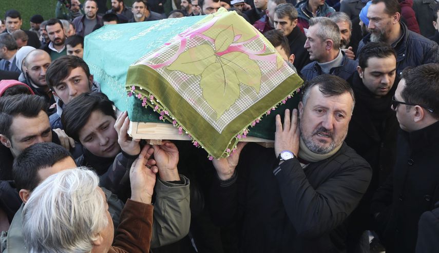 Familiares portan el féretro de Bsura Kose, de 19 años, una de las víctimas del atentado en el club Reina durante su funeral en&nbsp;Estambul&nbsp;(Turquía) este 2 de enero de 2017. Los servicios de inteligencia turcos ven considerables similitudes al ataque del club Reina de&nbsp;Estambul&nbsp;que causó 39 muertos la madrugada de Año Nuevo con el atentado en el aeropuerto de Atatürk atribuido al grupo terrorista Estado Islámico (EI), en el que murieron 45 personas el pasado 28 de junio. &nbsp;