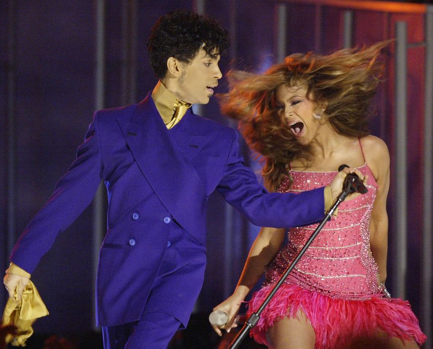 Prince y Beyonce durante su presentación en la 46ª entrega anual de los Grammy en Los Angeles. 