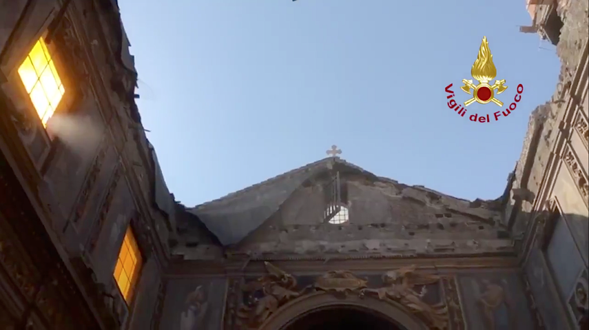 El templo fue construido sobre la Cárcel Mamertina en la que estuvieron presos los apóstoles Pedro y Pablo.