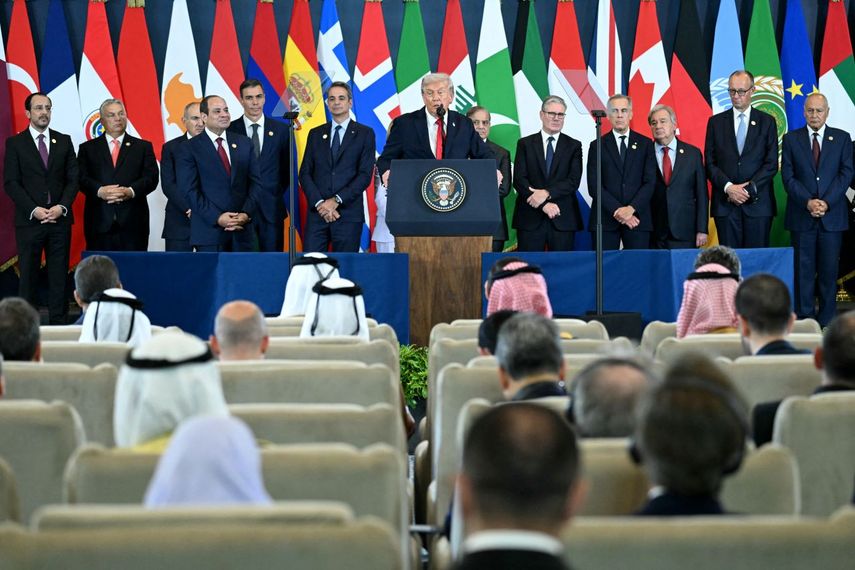 El presidente Donald Trump habla durante la Cumbre de Paz de Sharm El-Sheikh en la ciudad turística del Mar Rojo en Egipto, Sharm el-Sheikh, el 13 de octubre de 2025.