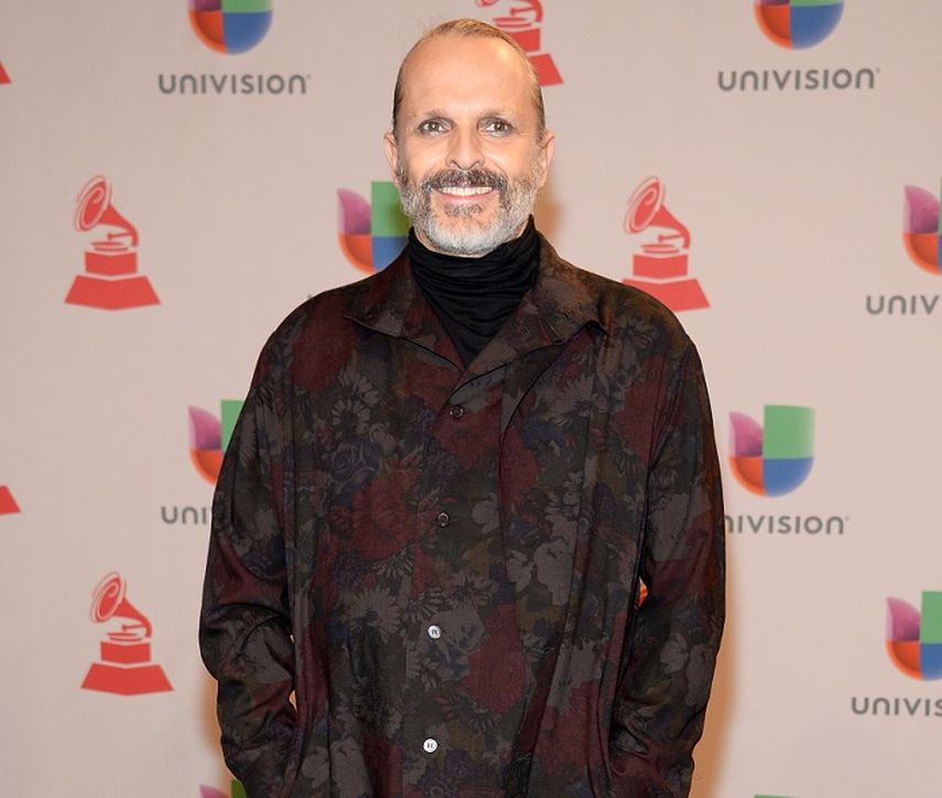 Miguel Bosé posa en el alfombra roja de Los Latin Grammy, 2014. (AP). 