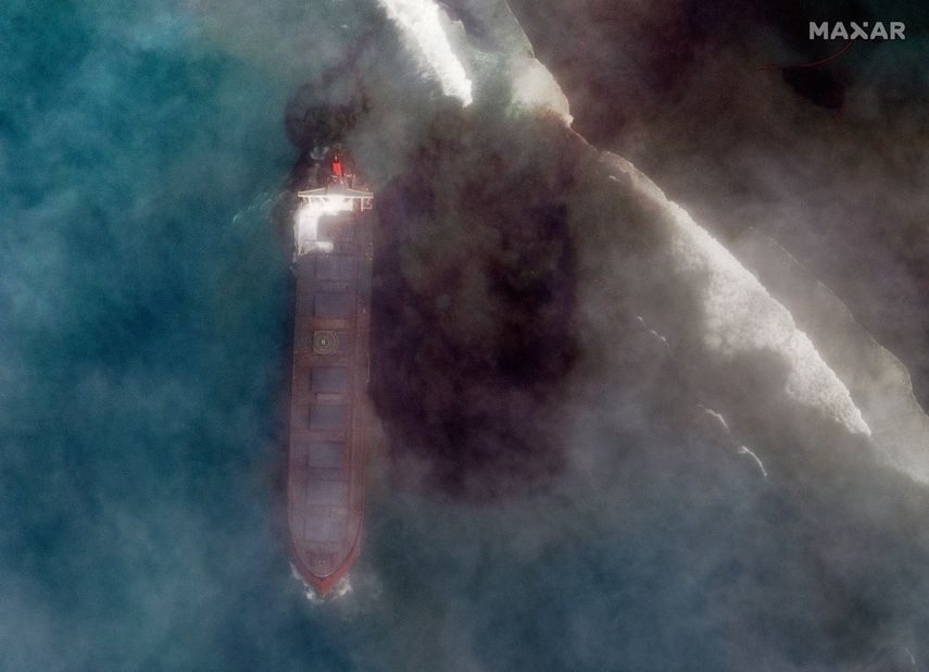En esta imagen de sat&eacute;lite facilitada por 2020 Maxar Tecnologies el viernes 7 de agosto de 2020 se advierte un derrame de petr&oacute;leo que escapa del barco granelero MV Wakashio que encall&oacute; recientemente frente a la costa sureste de Mauricio.&nbsp;