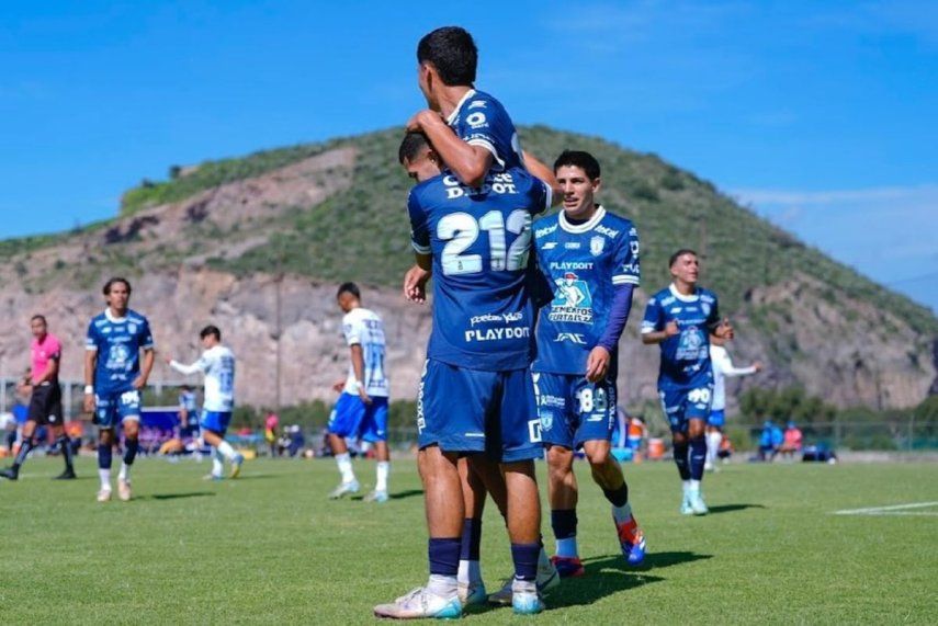 Méndez es un centrodelantero que juega en el Pachuca, hizo un campamento con el Ajax y debutó con la selección Sub-20 de Guatemala.