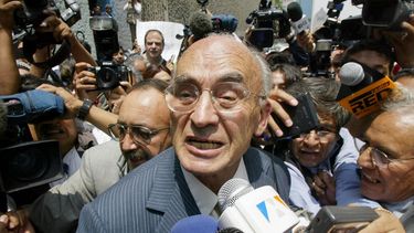 En esta foto de archivo tomada el 09 de julio de 2002 el ex presidente mexicano (1970-76) Luis Echeverría es rodeado por la prensa mientras sale de la Fiscalía Especial para Movimientos Políticos y Sociales, después de responder contra las acusaciones por represión estudiantil en 1971, en la Ciudad de México. Echeverría, relacionado con la represión disidente y la llamada guerra sucia, murió a los 100 años, informó el gobierno mexicano el 9 de julio de 2022.
