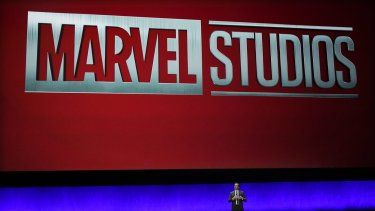 Tony Chambers, director de distribución teatral de Disney Entertainment, se dirige a la audiencia debajo del logotipo de Marvel Studio durante la presentación de Walt Disney Studios en CinemaCon 2023. Un trabajador murió en uno de los estudios de la empresa.