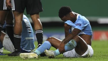 Raheem Sterling, del Manchester City, se lamenta tras la derrota ante el Lyon en los cuartos de final de la Liga de Campeones, el s&aacute;bado 15 de agosto de 2020.