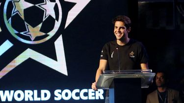 En esta foto del 10 de enero del 2019, el futbolista brasile&ntilde;o Ricardo Kaka sonr&iacute;e durante una ceremonia en Karachi, Pakist&aacute;n. Kak&aacute; est&aacute; alentando a su compatriota Neymar a quedarse en el Paris Saint-Germain luego de un fallido intento de volver al Barcelona