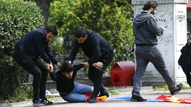 Policías arrestan a manifestantes en protesta de Estambul.&nbsp;