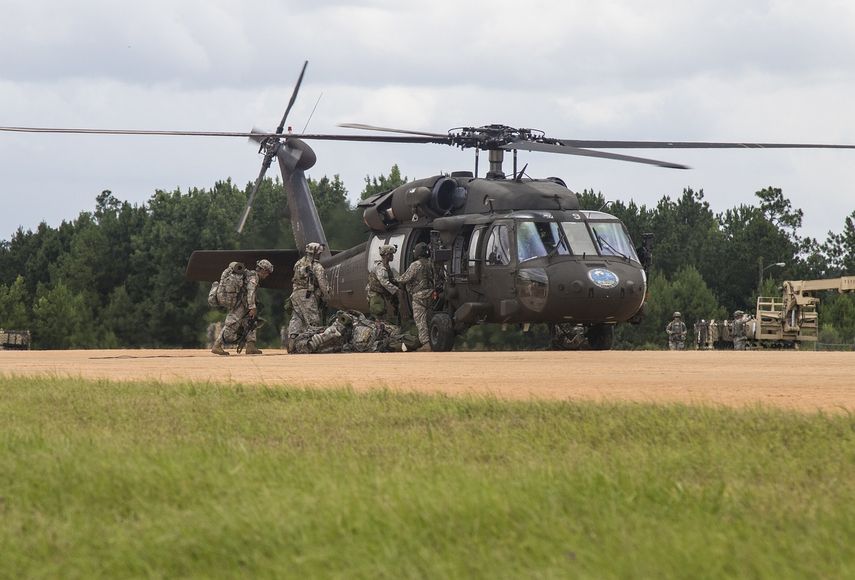 Miembros del ejército de Estados Unidos en una base militar.