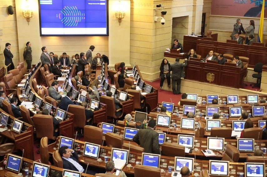 La Cámara&nbsp;determinó que las condenas de los exguerrilleros serán suspendidas para que quienes deseen participar en política lo puedan hacer.