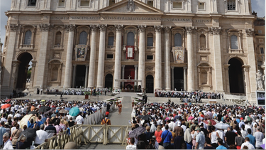 El papa Francisco celebra una misa por el Día del Migrante y el Refugiado en la Plaza de San Pedro, en el Vaticano, el domingo 29 de septiembre de 2019. 