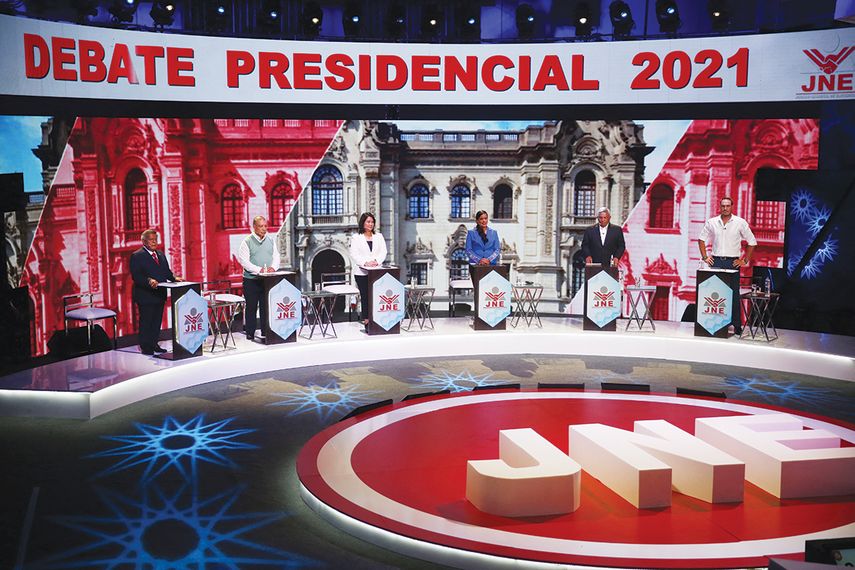 Candidatos presidenciales, durante el primer debate televisado organizado por el Jurado Nacional de Elecciones en Lima, Perú.