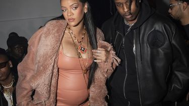 Rihanna y ASAP Rocky en el desfile de confección de Off-White otoño invierno 2022-2023 en París el 28 de febrero de 2022.&nbsp;