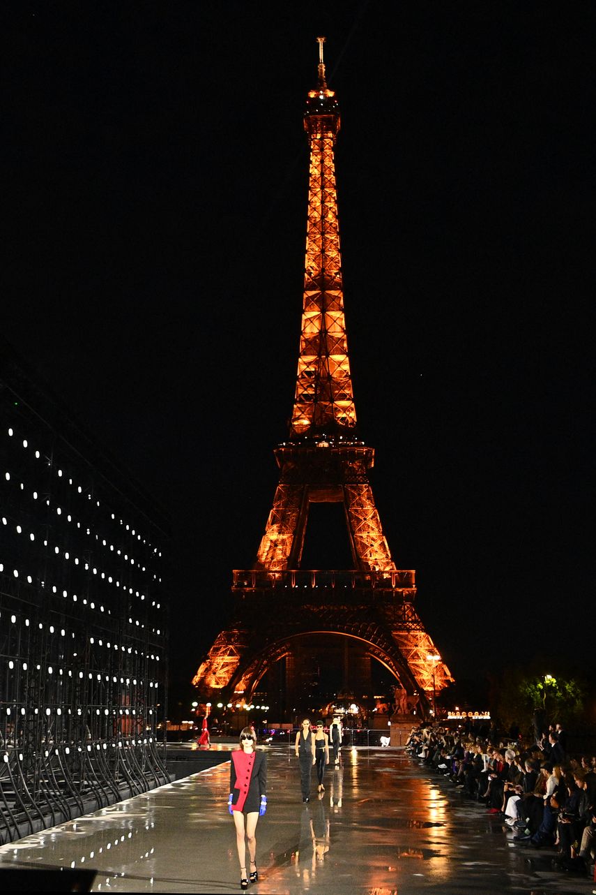 Modelos presentan creaciones de Yves-Saint-Laurent cerca de la torre Eiffel durante el desfile de la colección Womenswear Primavera Verano 2022 en París el 28 de septiembre de 2021 durante la Semana de la Moda de París.