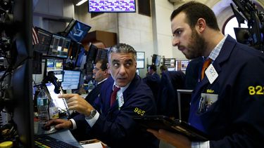 Comerciantes de valores trabajan al cierre de una jornada en la sede de la Bolsa de Nueva York, EEUU.