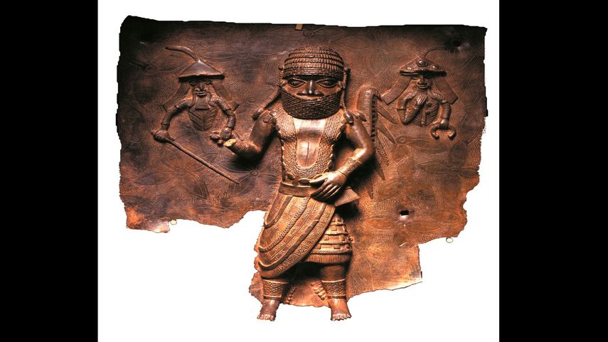 Esta fotografía proporcionada por el Museo y Jardines Horniman muestra una placa de aleación de cobre de Benín que representa un encuentro entre Uwangue, jefe de Benín, y comerciantes portugueses, que aparecen a su izquierda y derecha.