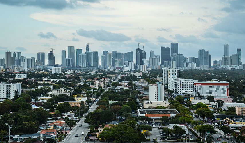 Vista parcial de Miami, con sus altos edificios en la costa.