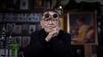 El dramaturgo, guionista, director de cine, novelista y poeta español Fernando Arrabal, posa durante una sesión de fotos en su casa de París el 27 de marzo de 2024.
