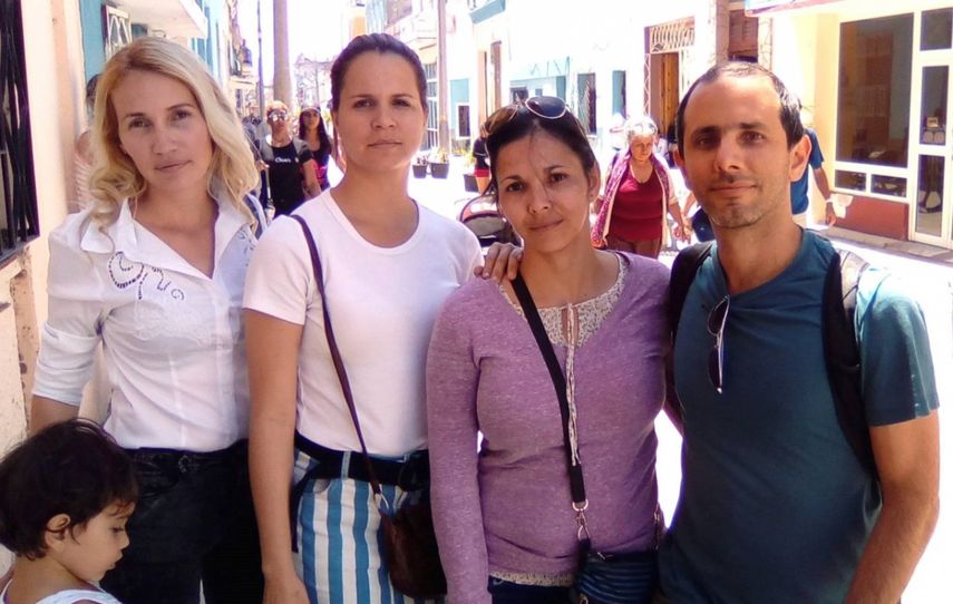 Los periodistas Sol García, Iris Mariño, Inalkis Rodríguez y Henry Constantín.&nbsp;&nbsp;