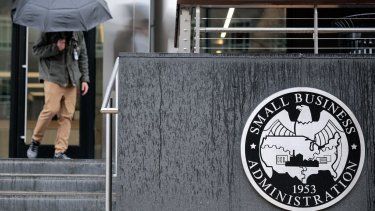 Varias personas pasan frente a la sede de la Administración de Pequeñas Empresas de Estados Unidos (SBA) en el área del Centro Federal del Suroeste el 24 de marzo de 2025 en Washington, D.C.&nbsp;