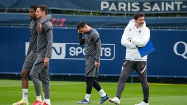 Presnel Kimpembe del PSG, izquierda, Julian Draxler, segundo a la izquierda, Lionel Messi, segundo a la derecha, y el entrenador en jefe Mauricio Pochettino llegan al campo de entrenamiento del Paris Saint-Germain en Saint Germain-en-Laye, al oeste de París, el lunes 27 de septiembre de 2021 (ARCHIVO)