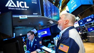 Un agente de la Bolsa de Nueva York observa los índices del día.