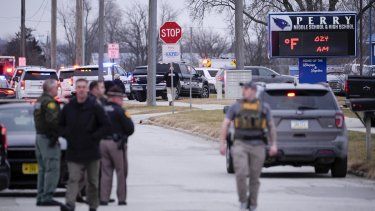 a presencia policial en la escuela donde se reportó un tiroteo en Perry, Iowa, el 4 de enero de 2024.&nbsp;