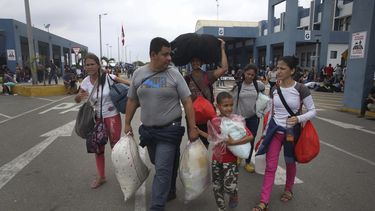 Migrantes venezolanos llegan a un puesto de control en Tumbes, del lado peruano de la frontera con Ecuador. Imagen de archivo
