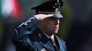 NOTICIA DE VENEZUELA  - Página 63 En-esta-fotografia-archivo-del-16-abril-2016-el-secretario-defensa-nacional-general-salvador-cienfuegos-zepeda-saluda-los-soldados-el-campo-militar-numero-1-la-ciudad-mexico