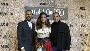 Los actores José Ron, Lucero, y Plutarco Haza posan en la alfombra roja de la serie de ViX El gallo de oro en la Ciudad de México el martes 17 de octubre de 2023.
