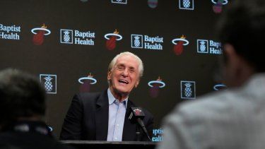 El presidente del Heat de Miami, Pat Riley, sonríe mientras responde preguntas durante una conferencia de prensa en el final de temporada de baloncesto de la NBA, el martes 20 de junio de 2023, en Miami.