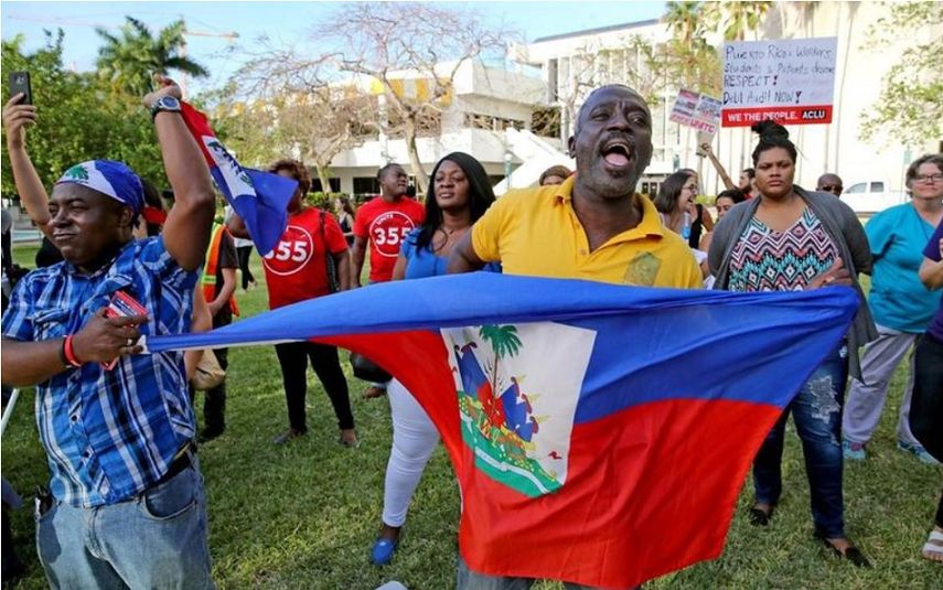 Imagen de archivo de una protesta en  Miami en la que un grupo de haitianos pidió la extensión del estado protegido temporal (TPS).