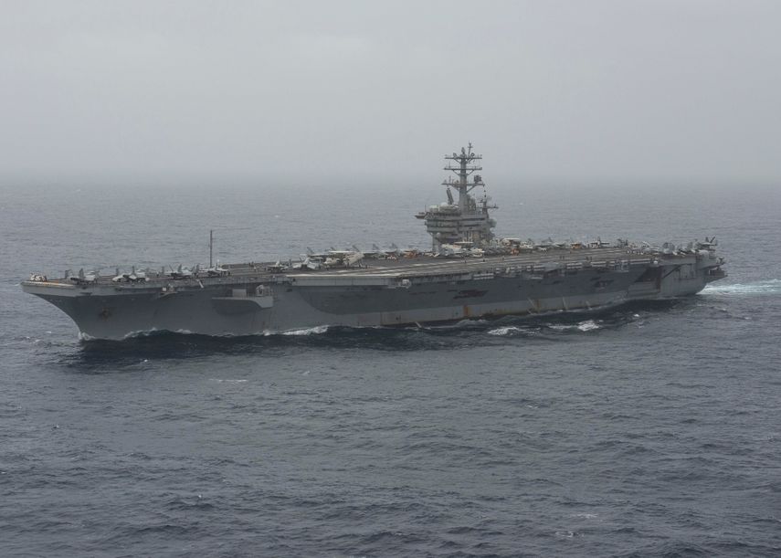 En una imagen difundida por la Marina de Guerra de Estados Unidos, el portaaviones USS Nimitz transita por el Mar Ar&aacute;bigo el 17 de agosto de 2020