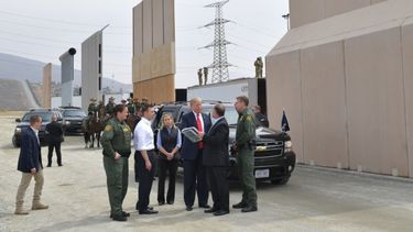 El presidente Donald Trump visitó los prototipos del muro en California el 13 de marzo último.