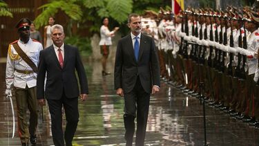 El rey de Espa&ntilde;a, Felipe VI, derecha, y el designado gobernante cubano, Miguel D&iacute;az-Canel, revisan a la guardia de honor en el Palacio de la Revoluci&oacute;n en La Habana, Cuba, el martes 12 de noviembre de 2019. Los reyes espa&ntilde;oles est&aacute;n en La Habana en una visita oficial.&nbsp;