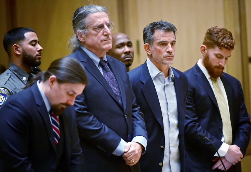 Fotis Dulos, tercero de la izquierda, el esposo ya separado de Jennifer Dulos, una madre de cinco, est&aacute; detenido bajo cargos de homicidio y secuestro en el Tribunal Superior Stamford el mi&eacute;rcoles 8 de enero de 2020 en Stamford, Connecticut.