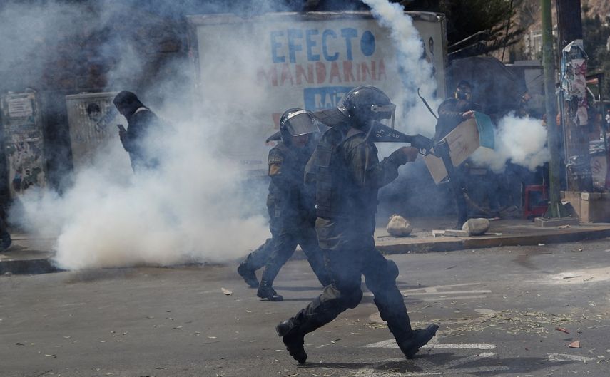 La polic&iacute;a dispara gases lacrim&oacute;genos para dispersar a los manifestantes antigubernamentales y progubernamentales despu&eacute;s de la reelecci&oacute;n del presidente Evo Morales en La Paz, Bolivia, el lunes 4 de noviembre de 2019.
